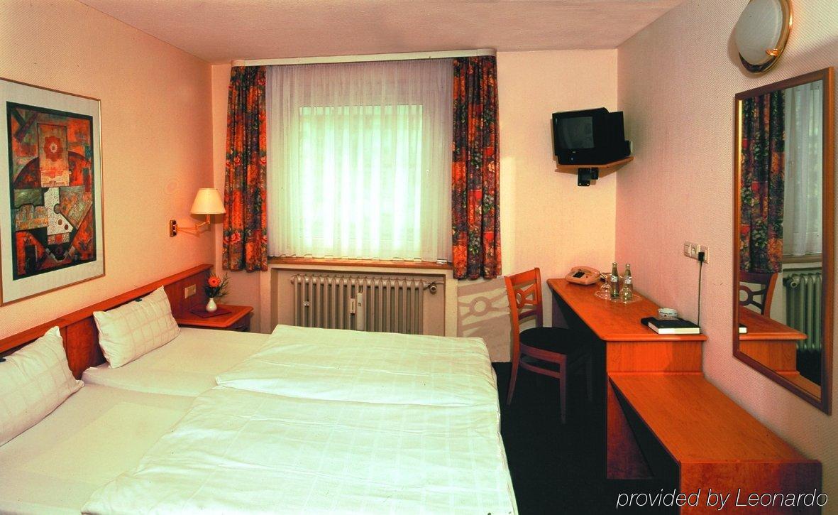 City Hotel By Celina Hagen  Bilik gambar